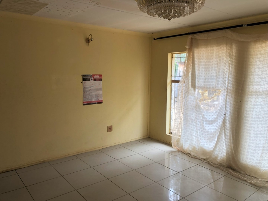 3 Bedroom Property for Sale in Molifi Tau Kloof Free State